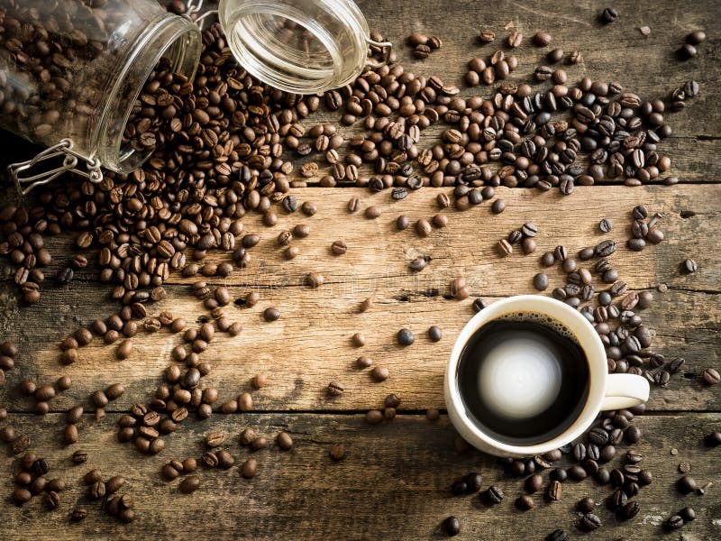 Fagioli di Coffe sul legno di lerciume con la tazza fotografie stock Fagioli di Coffe sul legno di lerciume con la tazza fotografie stock