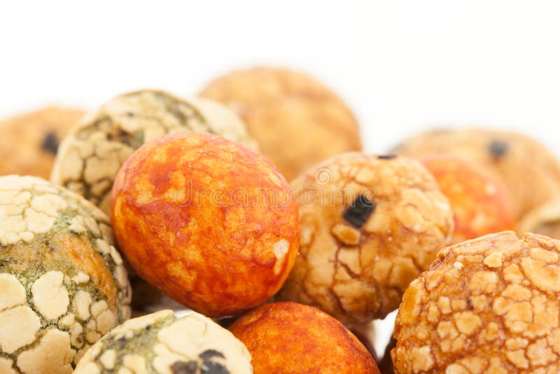 Fagioli giapponesi dei dolci (dadi) con il cappotto colorato dello zucchero, immagine stock libera da diritti Fagioli giapponesi dei dolci (dadi) con il cappotto colorato dello zucchero, immagine stock libera da diritti