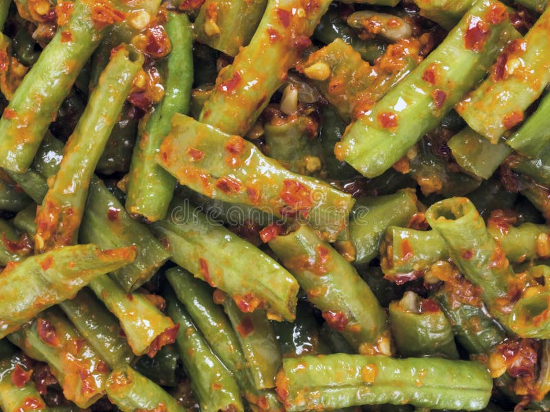 Fagioli lunghi in inserimento del gamberetto del peperoncino rosso immagini stock libere da diritti