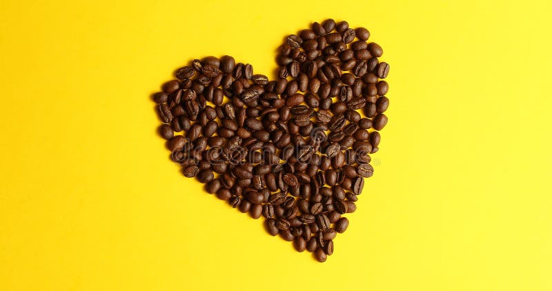 Fagioli risieduti nella forma di cuore fotografia stock Fagioli risieduti nella forma di cuore fotografia stock