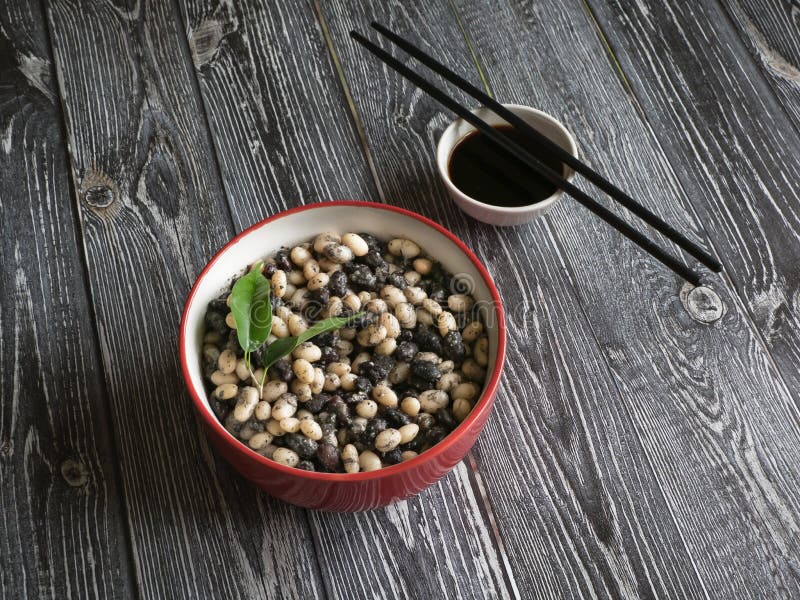 Fagioli stufati con la salsa di soia su una tavola di legno fotografia stock libera da diritti Fagioli stufati con la salsa di soia su una tavola di legno fotografia stock libera da diritti