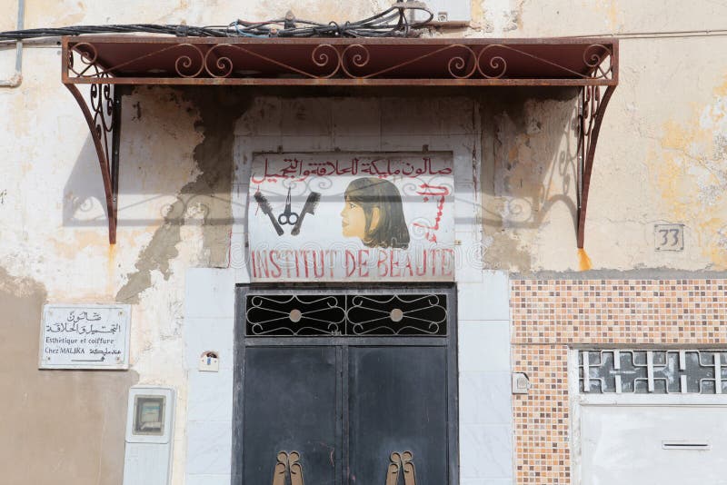 Fahne außerhalb eines Friseurs und Schönheitssalon in Fes, Marokko