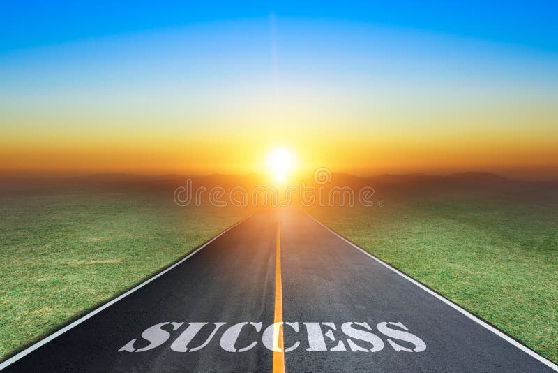 Fahren auf eine leere Asphaltstraße in Richtung zur untergehenden Sonne und zum Zeichen das, die Erfolg symbolisieren stockfotos Fahren auf eine leere Asphaltstraße in Richtung zur untergehenden Sonne und zum Zeichen das, die Erfolg symbolisieren stockfotos