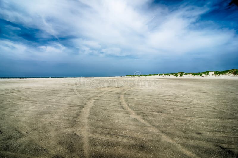 Fahren auf sandigen Strand in äußeren Banken Nord-Carolina lizenzfreie stockfotografie Fahren auf sandigen Strand in äußeren Banken Nord-Carolina lizenzfreie stockfotografie