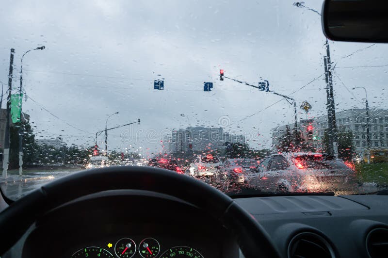 Fahren in den Regen stockbild Fahren in den Regen stockbild