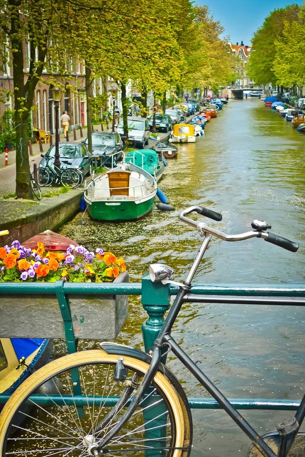 Fahrrad Auf Einer Brücke In Amsterdam Stockfoto Bild von