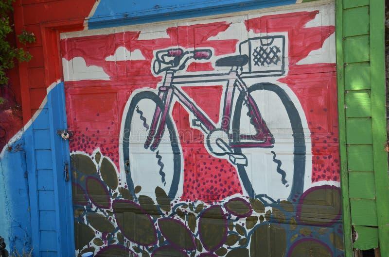 Fahren Sie Malerei auf einem Haupt-` s Garagentor in Portland, Oregon rad lizenzfreie stockbilder Fahren Sie Malerei auf einem Haupt-` s Garagentor in Portland, Oregon rad lizenzfreie stockbilder