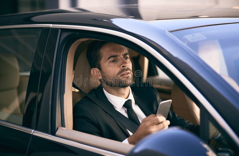 Fahrer und Mann mit Handy für verloren gegangene Reiselocation und Fahrtrichtung mit Karte. verwirrte männliche Person lizenzfreie stockfotos