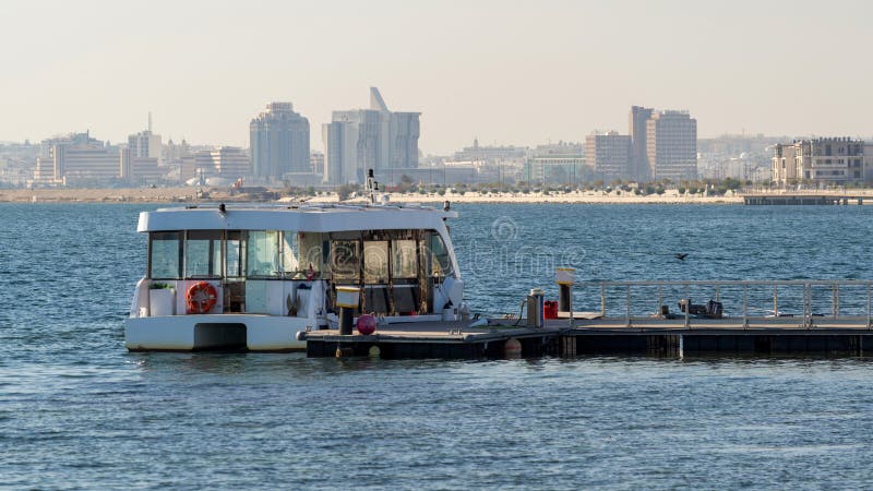 Fahrgastschiff, das in einem nautischen Stützpunkt festgemacht ist lizenzfreies stockfoto