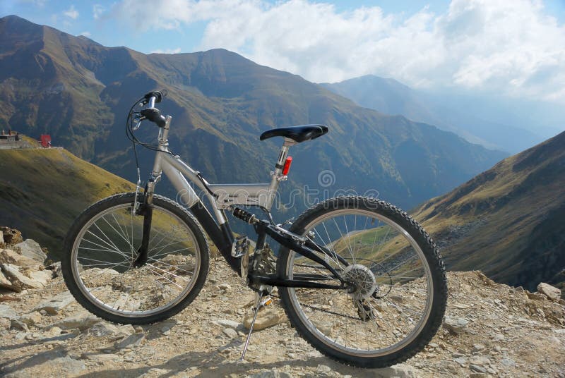 Fahrrad auf Bergen stockfoto. Bild von bergen, fahrrad