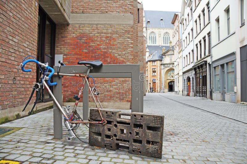 Fahrrad auf der Straße stockbild Fahrrad auf der Straße stockbild