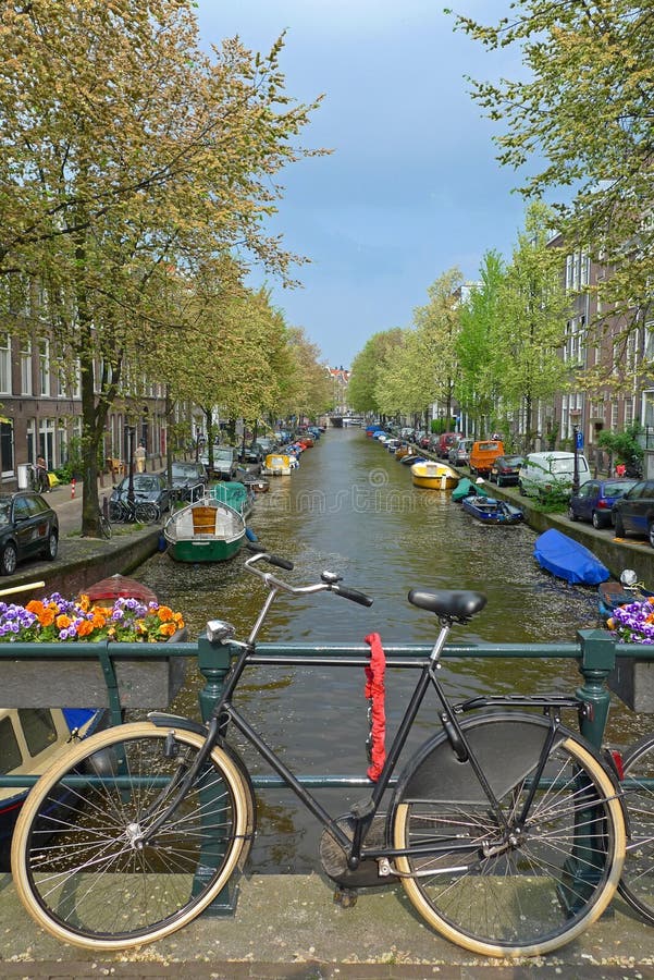 Fahrrad Auf Einer Brücke In Amsterdam Stockfoto Bild von