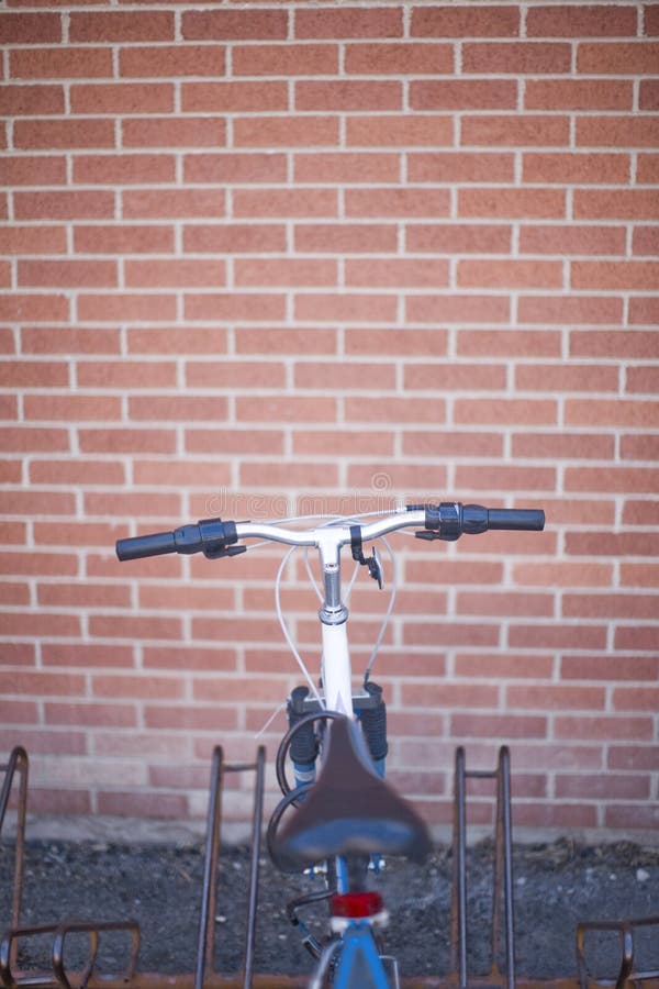Fahrrad auf einer Fahrradzahnstange stockfoto Fahrrad auf einer Fahrradzahnstange stockfoto