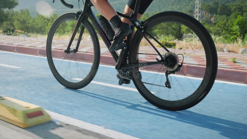 Fahrrad auf Radweg. Trainieren Sie Muskelbeine, die Pedale auf dem Fahrrad hartes Training schieben. Sportsportler mit Wi-Fi