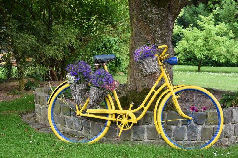 Fahrrad mit Blumen lizenzfreie stockfotos Fahrrad mit Blumen lizenzfreie stockfotos