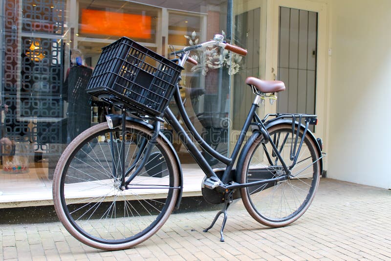 Fahrrad nahe dem Speicher. stockbild. Bild von netherlands
