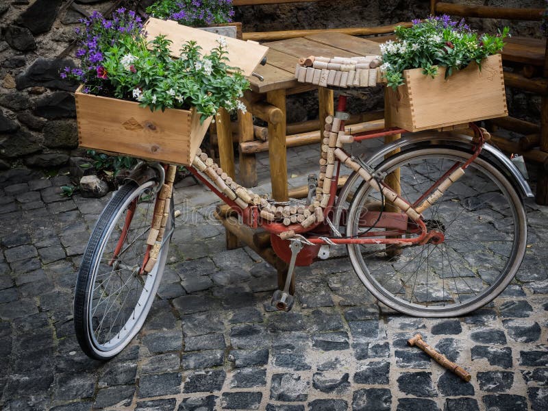 Fahrrad Verziert Mit Korken Und Blumen Redaktionelles Stockbild - Bild