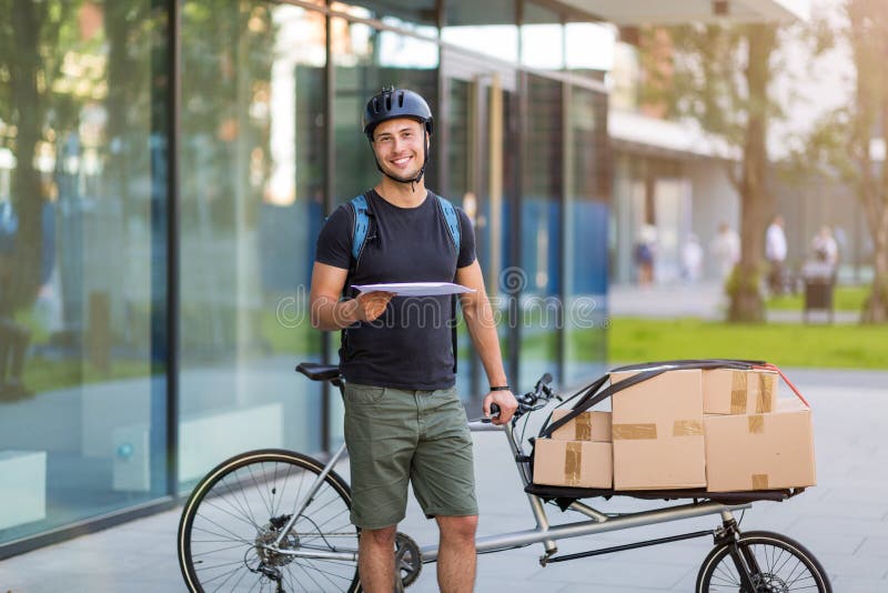Fahrradkurier, der eine Lieferung macht lizenzfreies stockfoto Fahrradkurier, der eine Lieferung macht lizenzfreies stockfoto