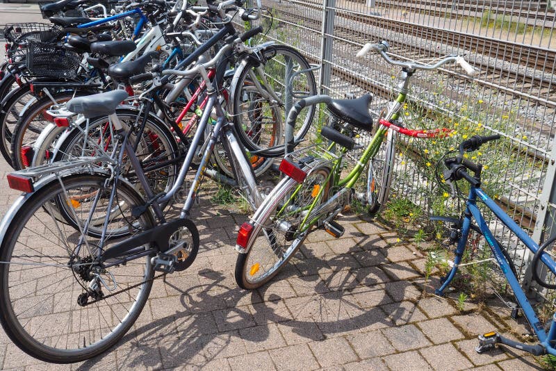 Fahrradparken in Offenburg, Deutschland stockbilder Fahrradparken in Offenburg, Deutschland stockbilder