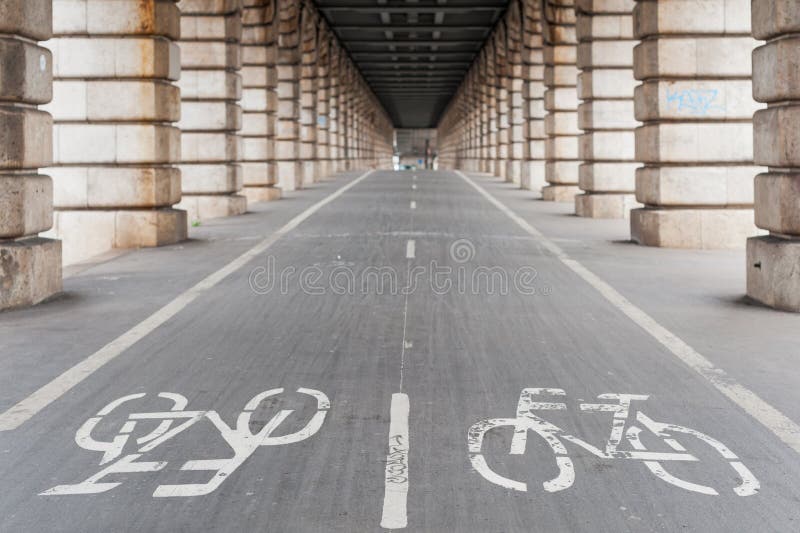 Fahrradweg unter Bercy-Brücke in Paris stockfotos Fahrradweg unter Bercy-Brücke in Paris stockfotos