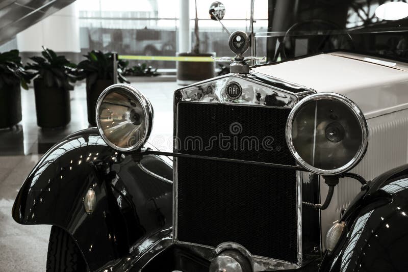 Fahrzeuggrill und Scheinwerfernahaufnahme der Spinne Weiß Fiats 509 1927. die klassische Retro- Autos der 1920er Jahre lizenzfreies stockbild