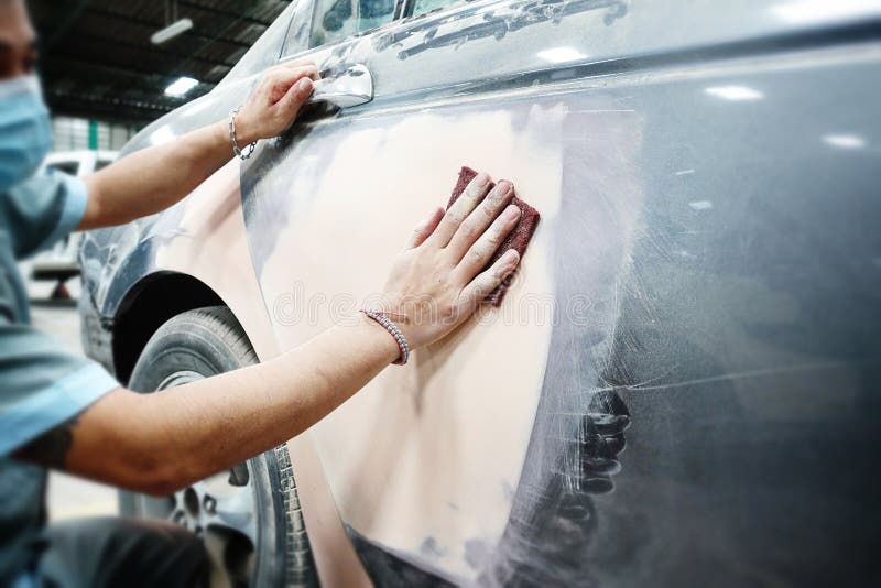 Fahrzeugkarosseriearbeits-Autoreparaturfarbe nach dem Unfall während des Sprühens lizenzfreies stockbild Fahrzeugkarosseriearbeits-Autoreparaturfarbe nach dem Unfall während des Sprühens lizenzfreies stockbild