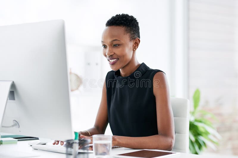Fai del tuo meglio per ogni singolo giorno lavorativo. una giovane imprenditrice sicura di sé che utilizza un computer in un uffic immagini stock