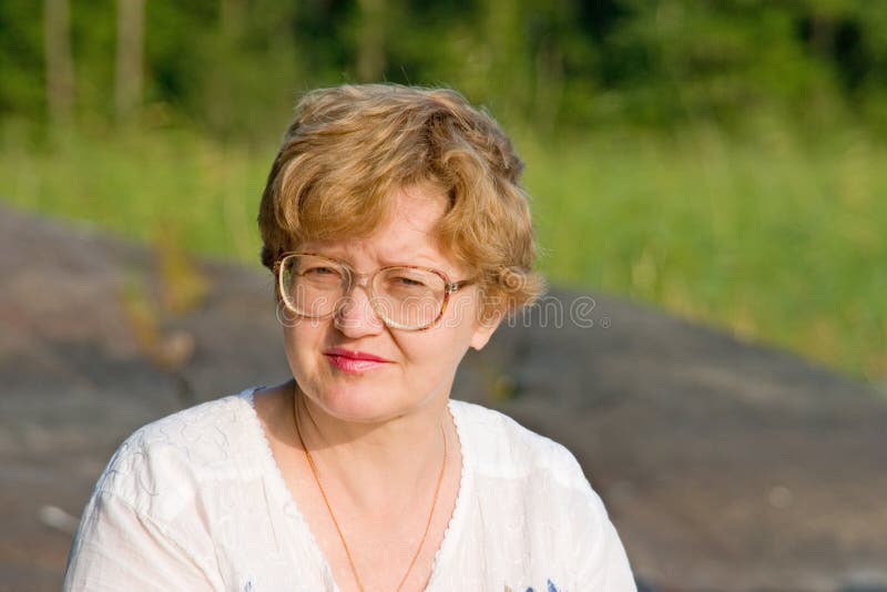 Femeie cu părul șlefuit cu ochelari stock image