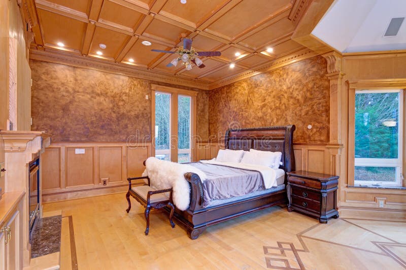 Faire bon accueil à la chambre à coucher de manoir avec du bois rustique coffered le plafond images libres de droits Faire bon accueil à la chambre à coucher de manoir avec du bois rustique coffered le plafond images libres de droits