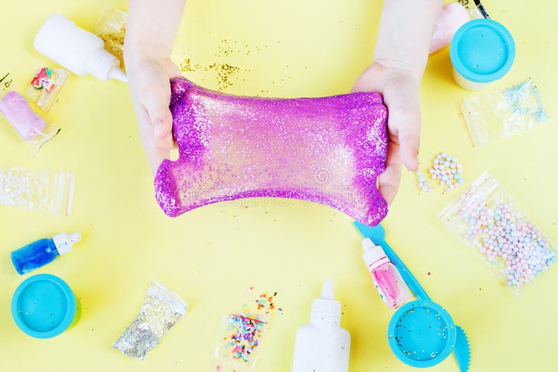 Faire Du Slime à La Maison Enfant étirant Le Concept De Bricolage De Slime  Coloré