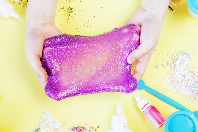 Faire Du Slime à La Maison Enfant étirant Le Concept De Bricolage De Slime  Coloré