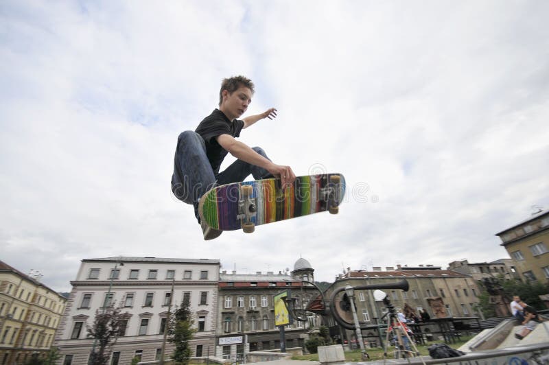 Faire de la planche à roulettes de pratique de garçon photo libre de droits Faire de la planche à roulettes de pratique de garçon photo libre de droits