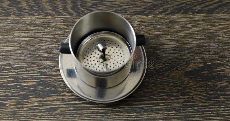 Faire du café avec filtre métallique. un type populaire de préparation de café au vietnam