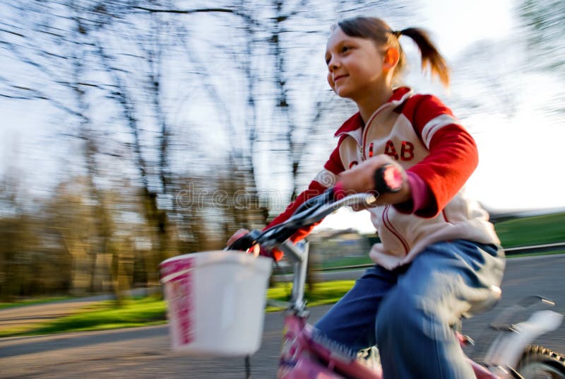 Faire du vélo heureux image stock Faire du vélo heureux image stock