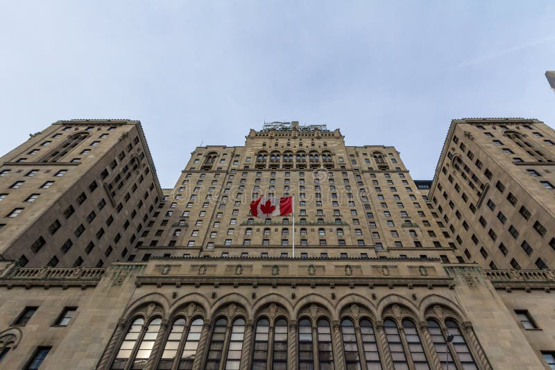 Fairmont Jork Królewski hotel w Toronto, Ontario, widzieć od dna z Kanadyjski chorągwiany rezygnować zdjęcie royalty free Fairmont Jork Królewski hotel w Toronto, Ontario, widzieć od dna z Kanadyjski chorągwiany rezygnować zdjęcie royalty free