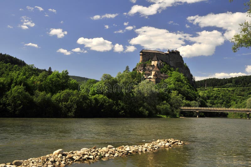 Rozprávkový hrad nad riekou