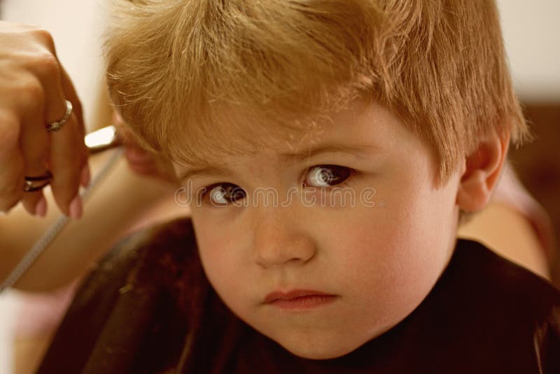 2 233 Coupe De Cheveux Pour Le Petit Garcon Au Coiffeur Photos Libres De Droits Et Gratuites De Dreamstime 2 233 Coupe De Cheveux Pour Le Petit Garcon Au Coiffeur Photos Libres De Droits Et Gratuites De Dreamstime
