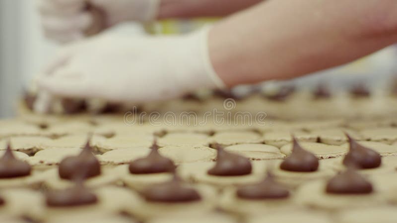 Faisant des macarons, ajoutant le remplissage de chocolat, vue en gros plan banque de vidéos