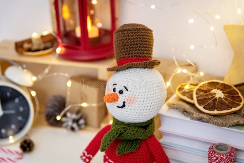 Un Ensemble De Jouets Faits Main D'arbre De Noël Faits Du Crochet Dans Un  Plateau En Bois Avec L'allemand. Style Champêtre Image stock - Image du  handmade, herringbone: 204259785