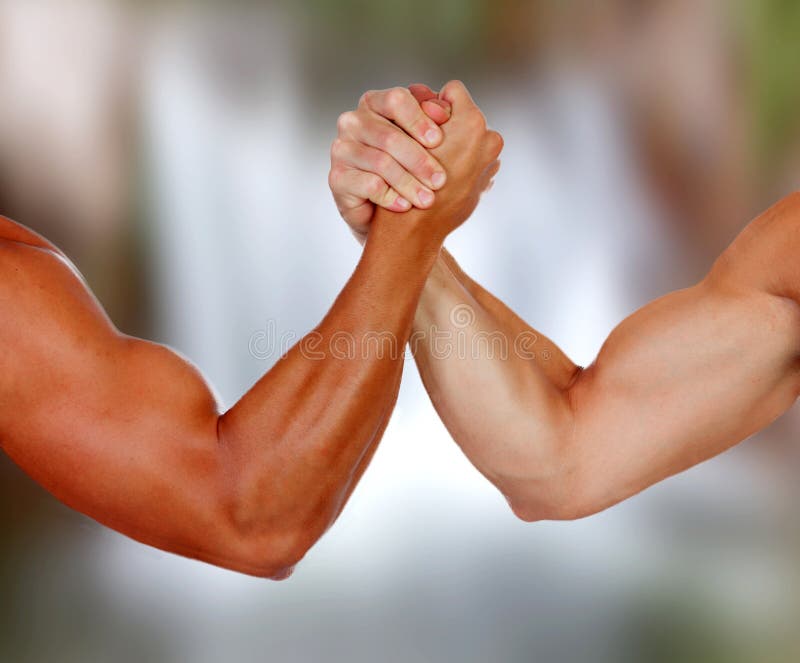Fait violence avec des muscles prenant une impulsion images libres de droits Fait violence avec des muscles prenant une impulsion images libres de droits