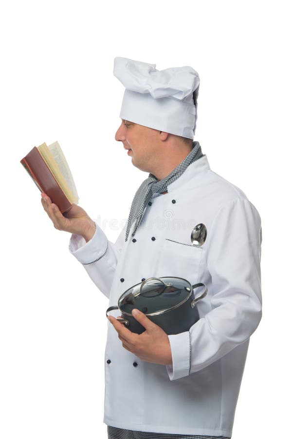 Faites cuire étudier un livre des recettes et tenir une casserole, sur un fond blanc images stock Faites cuire étudier un livre des recettes et tenir une casserole, sur un fond blanc images stock