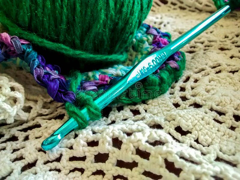 Faites du crochet le projet avec l'aiguille et la boule du fil images stock Faites du crochet le projet avec l'aiguille et la boule du fil images stock