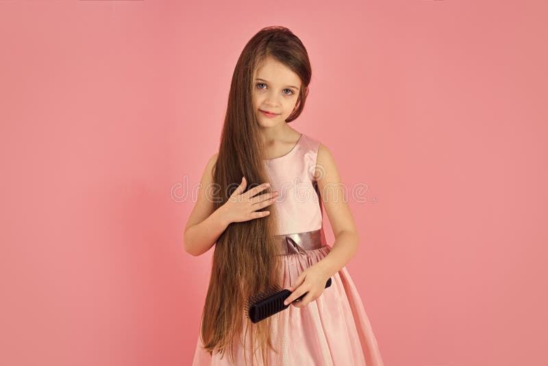 Faites face à la petite fille ou à l'enfant de mode en votre site Web Portrait de visage de petite fille dans des cheveux de bros image libre de droits Faites face à la petite fille ou à l'enfant de mode en votre site Web Portrait de visage de petite fille dans des cheveux de bros image libre de droits