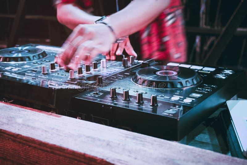 Faites la fête le bar d'événement de divertissement de musique de mélangeur de plaques tournantes du DJ