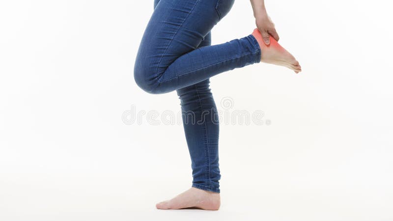 Faites souffrir chez les jambes du ` s de la femme, massage des pieds femelles sur le fond blanc clips vidéos