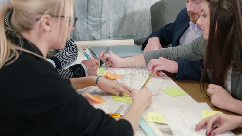 Faites un brainstorm le groupe de la réunion créative d'équipe de petite entreprise de jeunes architectes dans le bureau de démar