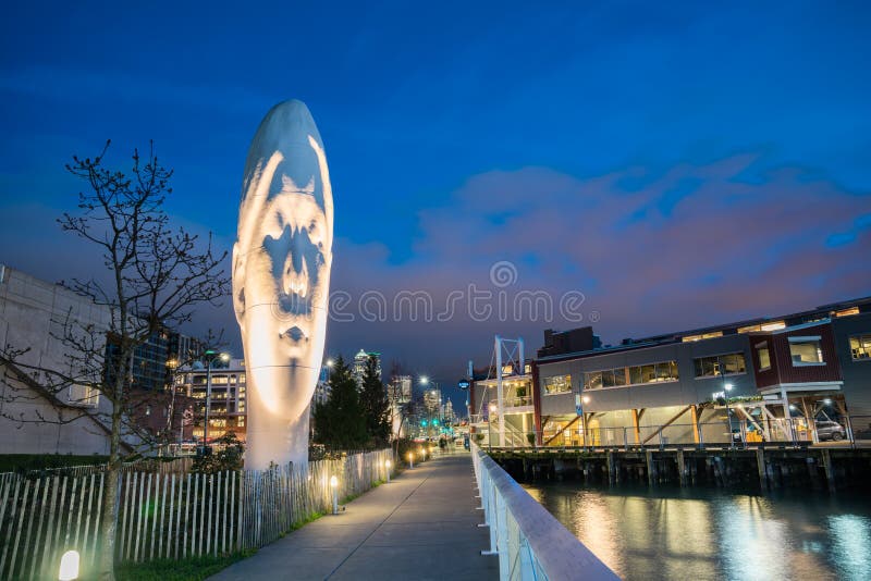 FAITES ÉCHO, sculptez créé par Jaume Plensa sur le bord de mer de Seattle