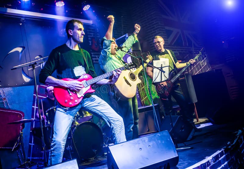 Banda De Orientação Cantando E Emperrando No Palco Em Mai Tai Bar Foto  Editorial - Imagem de desempenho, clube: 231110361