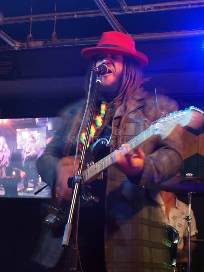 Banda De Orientação Cantando E Emperrando No Palco Em Mai Tai Bar Imagem de  Stock Editorial - Imagem de microfone, feliz: 231110359