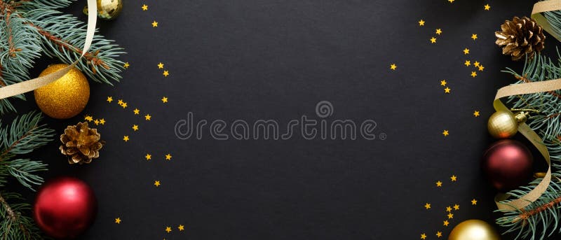 Faixa natalícia Fundo do Xmas Negro com ramos de árvore, bolas douradas e vermelhas, confetti Quadro de Natal, cartão de saudação fotografia de stock royalty free Faixa natalícia Fundo do Xmas Negro com ramos de árvore, bolas douradas e vermelhas, confetti Quadro de Natal, cartão de saudação fotografia de stock royalty free